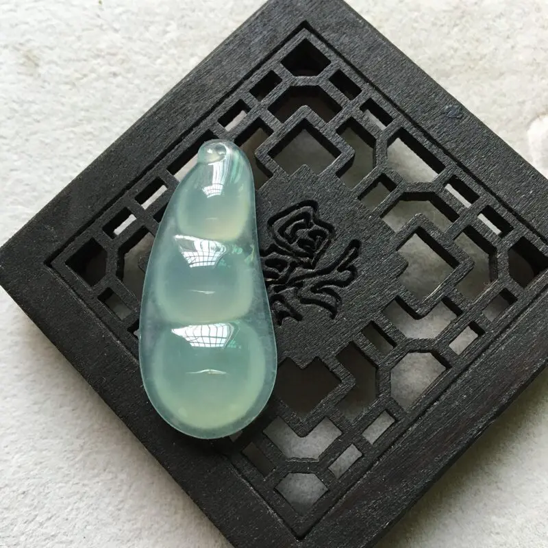 【缅甸翡翠A货,四季平安豆,上身效果非常棒,连中三元,喜欢的赶紧,手慢无货了】图3