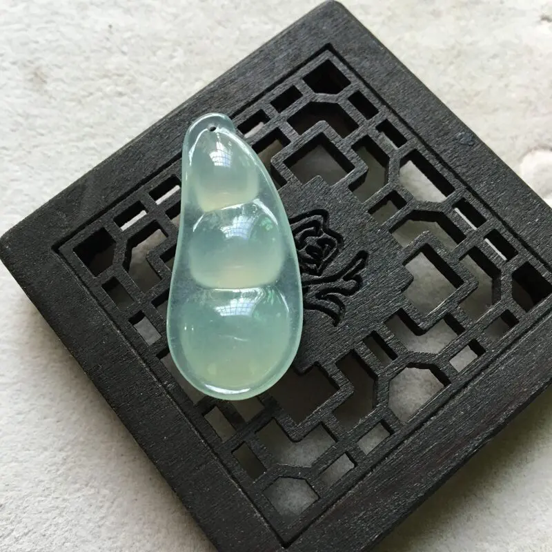 【缅甸翡翠A货,四季平安豆,上身效果非常棒,连中三元,喜欢的赶紧,手慢无货了】图4