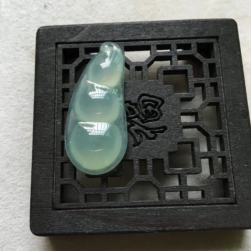 【缅甸翡翠A货,四季平安豆,上身效果非常棒,连中三元,喜欢的赶紧,手慢无货了】图2
