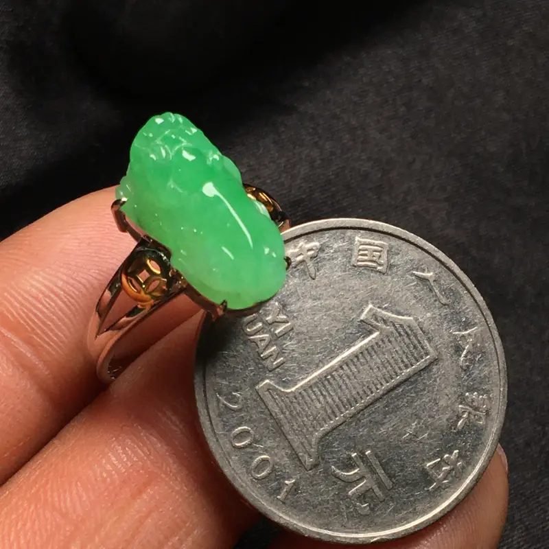 【天然翡翠A货,18K金伴钻镶嵌,满绿葫芦戒指,料子细腻,冰透起光,饱满大气,豪华镶嵌,性价比高,】图4
