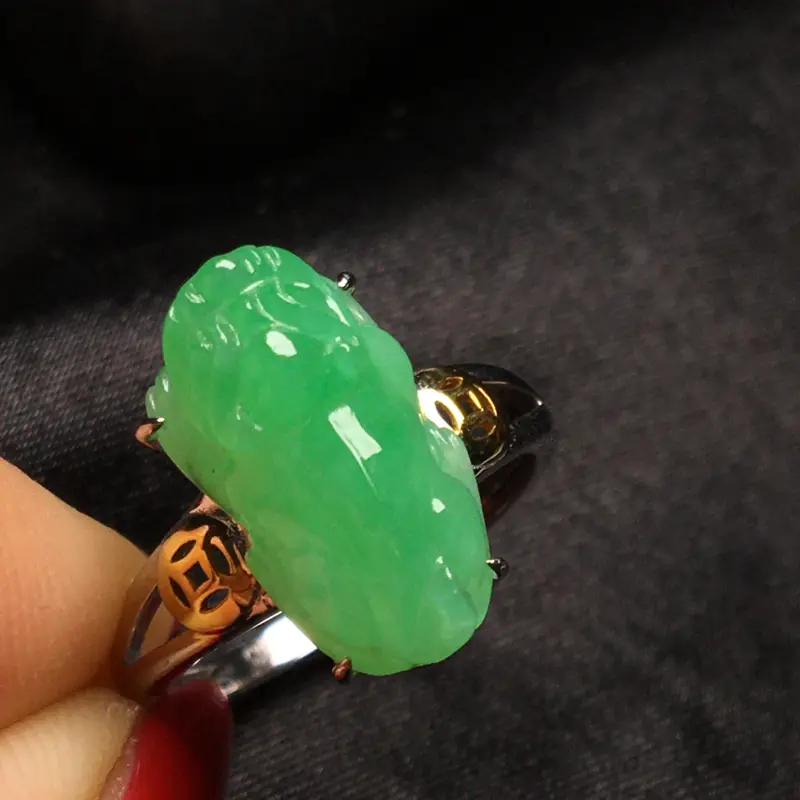 【天然翡翠A货,18K金伴钻镶嵌,满绿葫芦戒指,料子细腻,冰透起光,饱满大气,豪华镶嵌,性价比高,】图3
