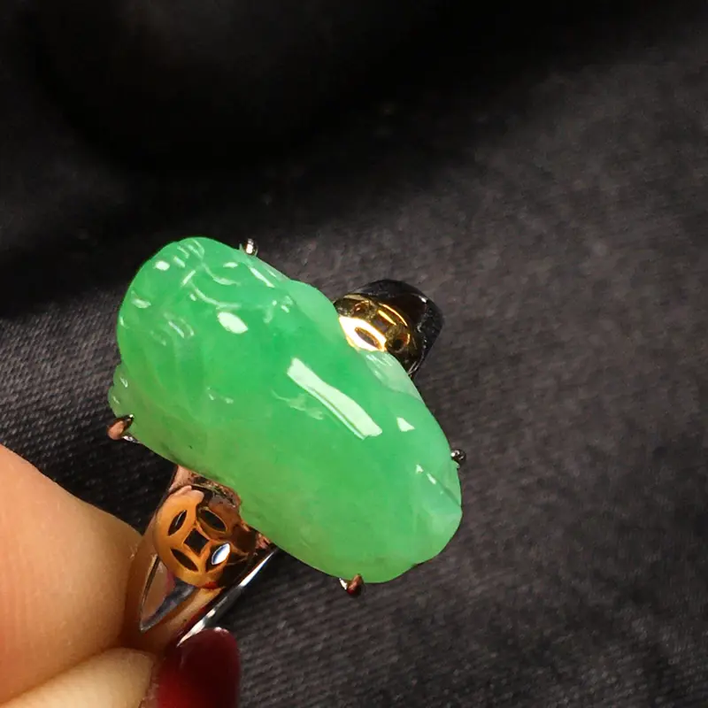 【天然翡翠A货,18K金伴钻镶嵌,满绿葫芦戒指,料子细腻,冰透起光,饱满大气,豪华镶嵌,性价比高,】图2