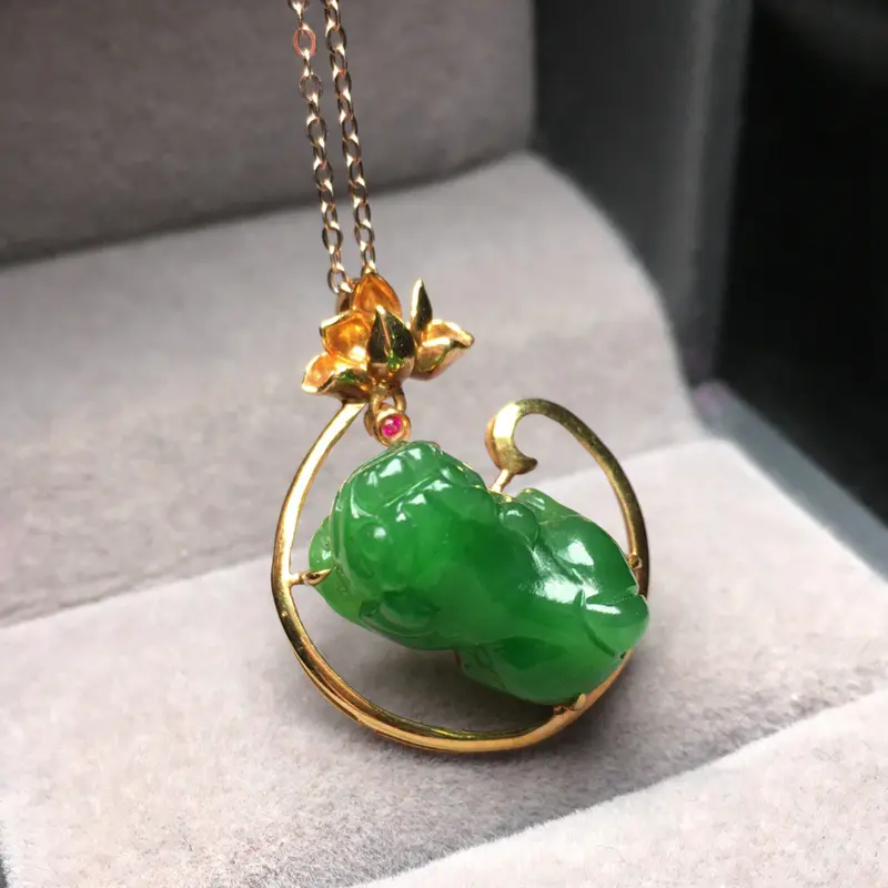 【整体规格:26.3/20/12mm
裸石规格:16/10mm
新品推出,天然和田玉碧玉、【碧玉貔貅吊坠】、18k金镶嵌,颜色漂亮,料子细腻,款式设计时尚大方、佩戴效果佳,保一生平安,市面上少有的成色】图1