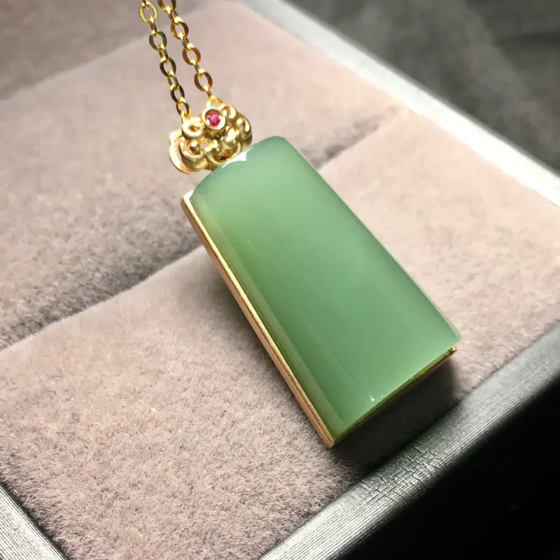 【整体规格:26.4/13/5.9mm
裸石规格:20.4/12.5mm
新品推出,天然和田玉碧玉、【碧玉粉青吊坠】、18k金镶嵌,颜色漂亮,款式设计时尚大方、佩戴效果佳,保一生平安,市面上少有的成色】图2