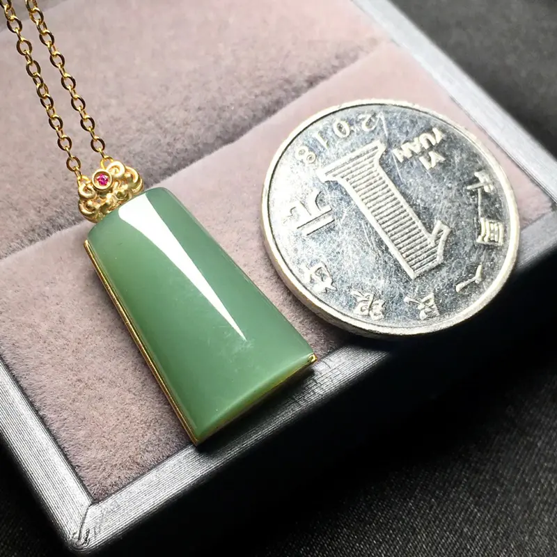 【整体规格:26.4/13/5.9mm
裸石规格:20.4/12.5mm
新品推出,天然和田玉碧玉、【碧玉粉青吊坠】、18k金镶嵌,颜色漂亮,款式设计时尚大方、佩戴效果佳,保一生平安,市面上少有的成色】图5