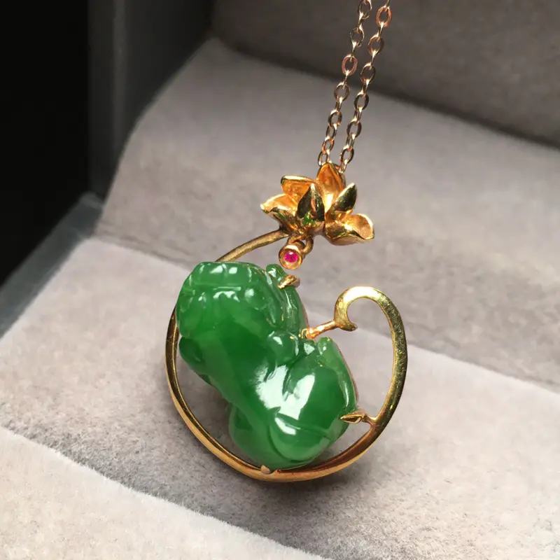【整体规格:26.3/20/12mm
裸石规格:16/10mm
新品推出,天然和田玉碧玉、【碧玉貔貅吊坠】、18k金镶嵌,颜色漂亮,料子细腻,款式设计时尚大方、佩戴效果佳,保一生平安,市面上少有的成色】图2