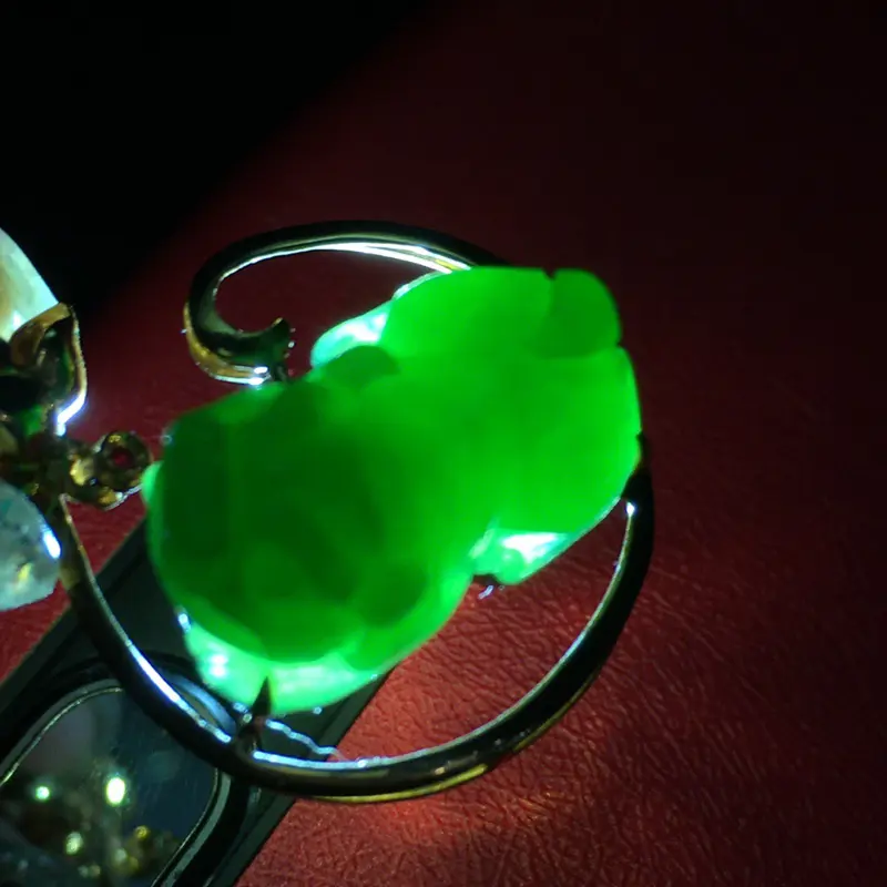 【整体规格:26.3/20/12mm
裸石规格:16/10mm
新品推出,天然和田玉碧玉、【碧玉貔貅吊坠】、18k金镶嵌,颜色漂亮,料子细腻,款式设计时尚大方、佩戴效果佳,保一生平安,市面上少有的成色】图7