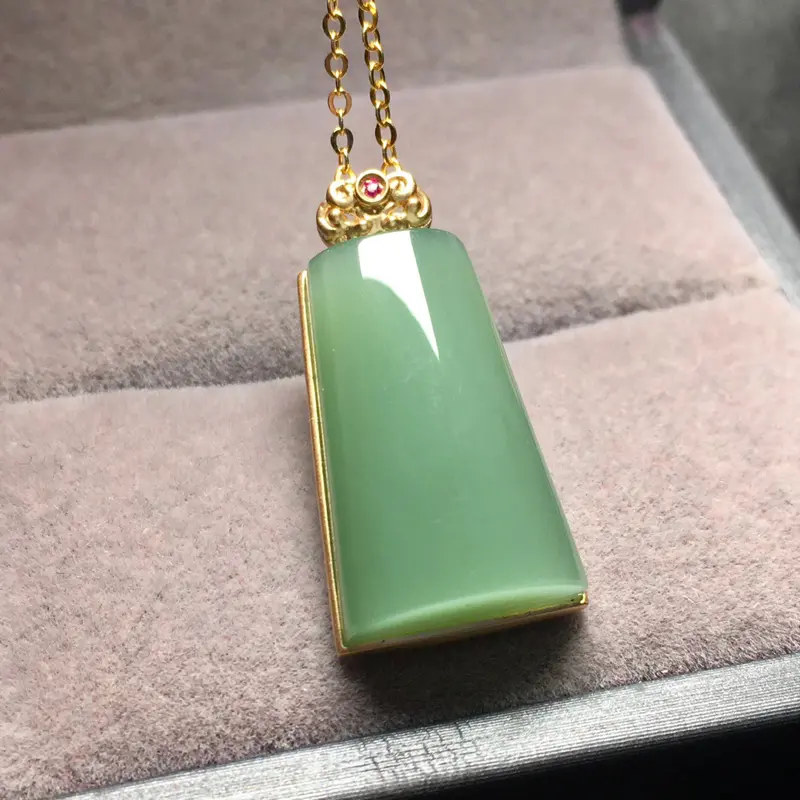 【整体规格:26.4/13/5.9mm
裸石规格:20.4/12.5mm
新品推出,天然和田玉碧玉、【碧玉粉青吊坠】、18k金镶嵌,颜色漂亮,款式设计时尚大方、佩戴效果佳,保一生平安,市面上少有的成色】图1