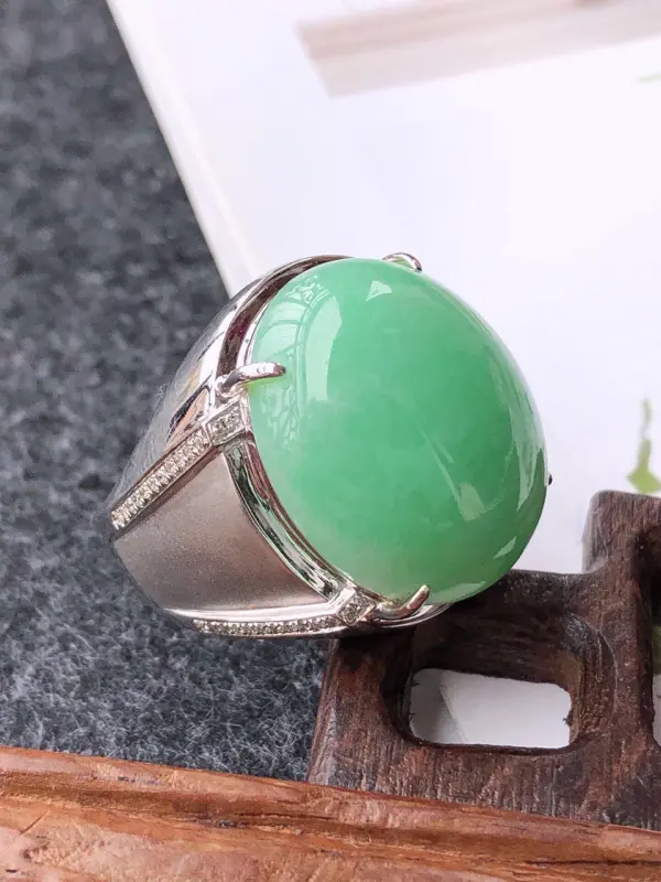 【镶嵌18K金伴钻戒指天然翡翠A货,圈口20mm 裸石尺寸21-18-7.5mm】图4