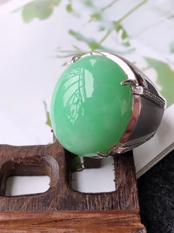【镶嵌18K金伴钻戒指天然翡翠A货,圈口20mm 裸石尺寸21-18-7.5mm】图1
