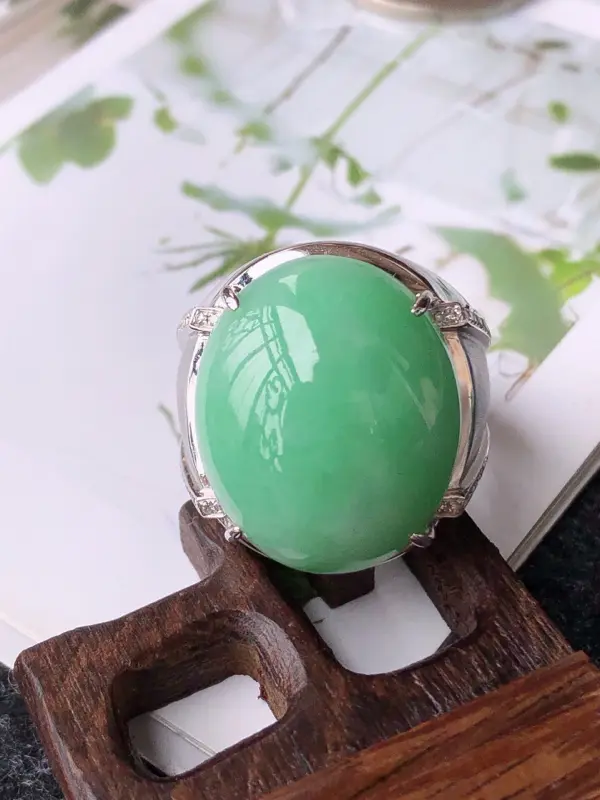 【镶嵌18K金伴钻戒指天然翡翠A货,圈口20mm 裸石尺寸21-18-7.5mm】图6