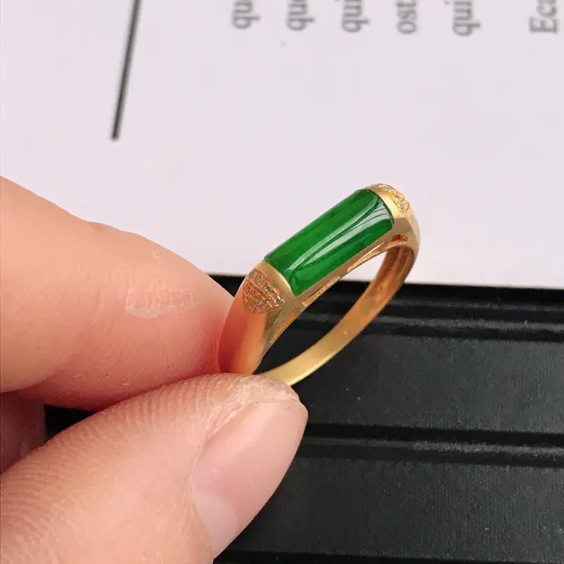 【緬甸天然老坑A貨翡翠,内径:17.2mm 裸石尺寸:10.0*8.0*3.0mm 18K金伴钻镶嵌满绿蛋面马鞍戒指 完美,料子細膩】图7