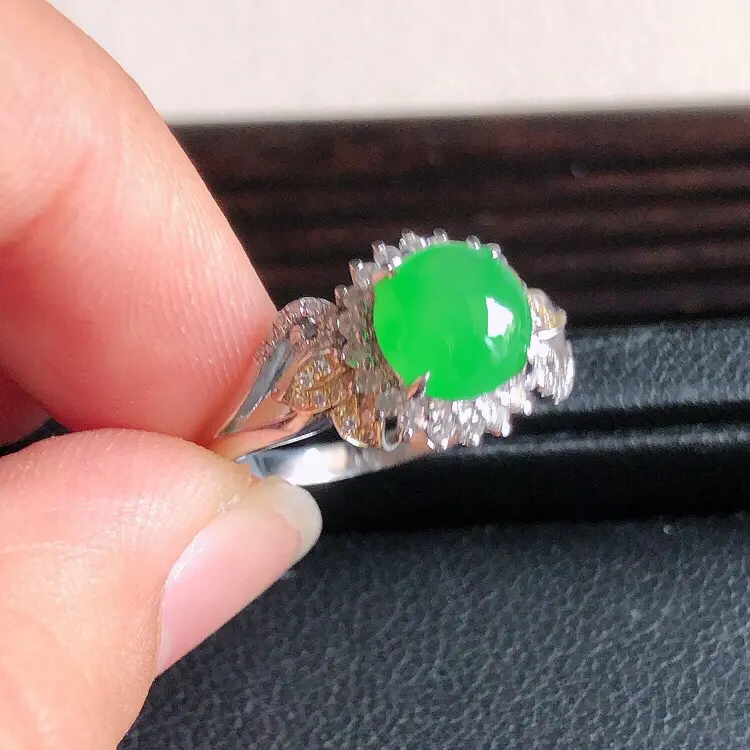 【内直径17mm,18k金伴钻镶嵌天然缅甸翡翠A货天然A货阳绿蛋面戒指,料子细腻柔洁,尺寸10x6.5mm ,裸石8*7*3mm ,重量3.20g 。】图1