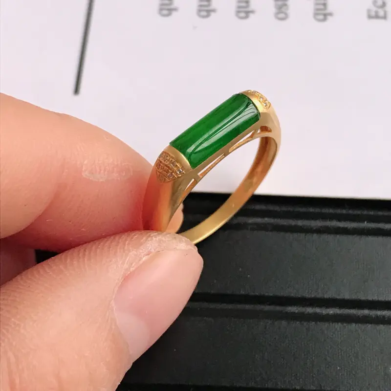【緬甸天然老坑A貨翡翠,内径:17.2mm 裸石尺寸:10.0*8.0*3.0mm 18K金伴钻镶嵌满绿蛋面马鞍戒指 完美,料子細膩】图4