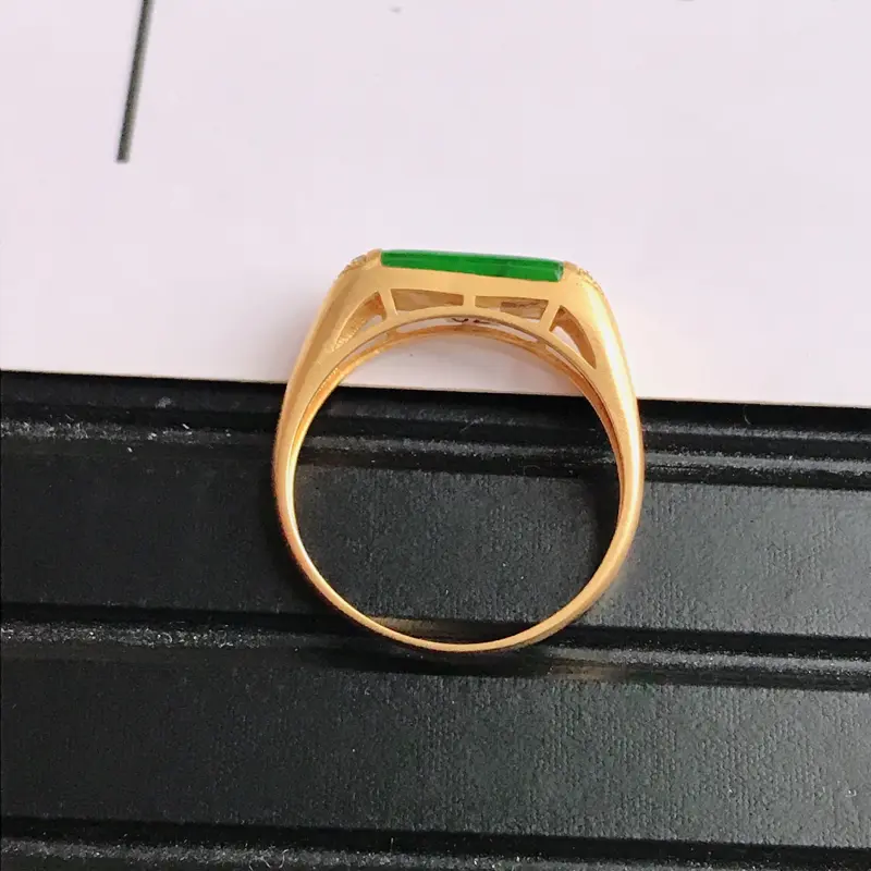 【緬甸天然老坑A貨翡翠,内径:17.2mm 裸石尺寸:10.0*8.0*3.0mm 18K金伴钻镶嵌满绿蛋面马鞍戒指 完美,料子細膩】图8