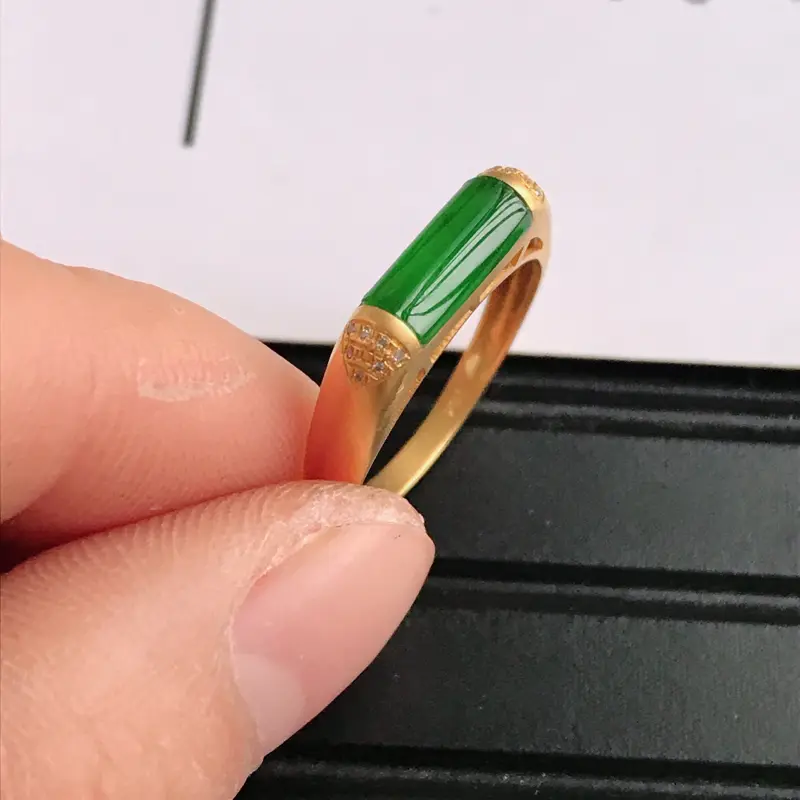 【緬甸天然老坑A貨翡翠,内径:17.2mm 裸石尺寸:10.0*8.0*3.0mm 18K金伴钻镶嵌满绿蛋面马鞍戒指 完美,料子細膩】图2