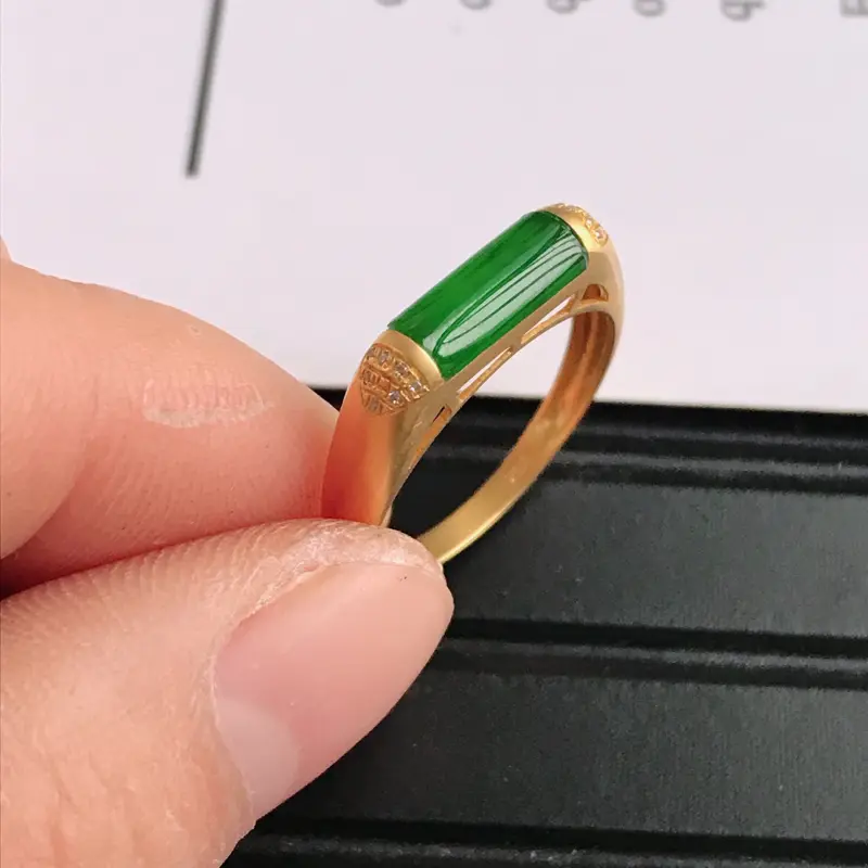 【緬甸天然老坑A貨翡翠,内径:17.2mm 裸石尺寸:10.0*8.0*3.0mm 18K金伴钻镶嵌满绿蛋面马鞍戒指 完美,料子細膩】图3