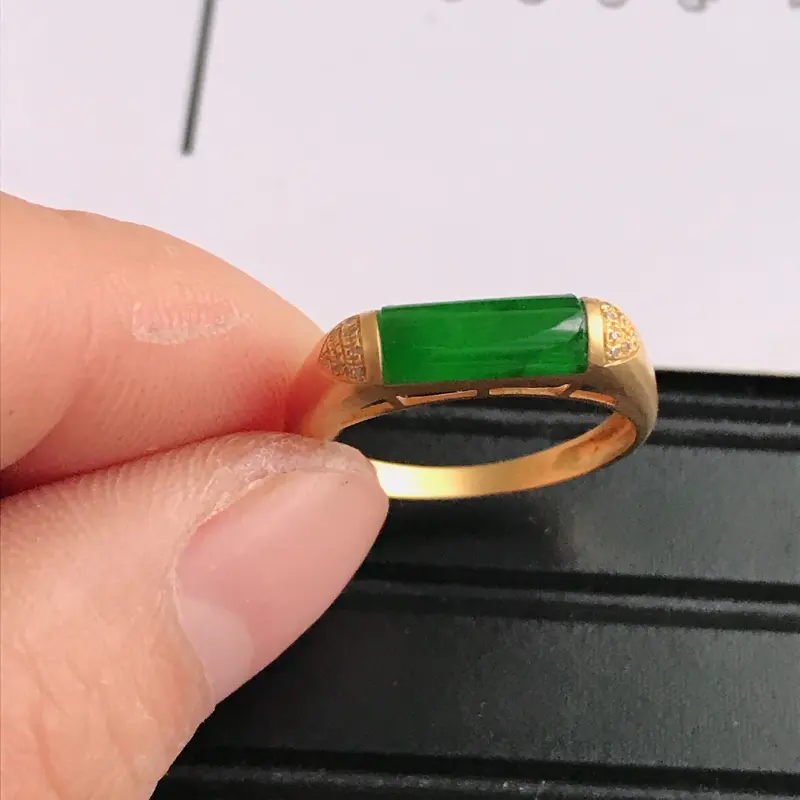 【緬甸天然老坑A貨翡翠,内径:17.2mm 裸石尺寸:10.0*8.0*3.0mm 18K金伴钻镶嵌满绿蛋面马鞍戒指 完美,料子細膩】图1