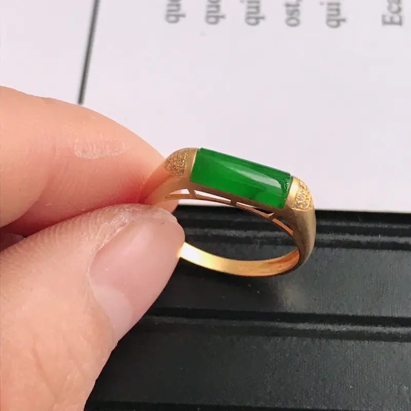 【緬甸天然老坑A貨翡翠,内径:17.2mm 裸石尺寸:10.0*8.0*3.0mm 18K金伴钻镶嵌满绿蛋面马鞍戒指 完美,料子細膩】图6