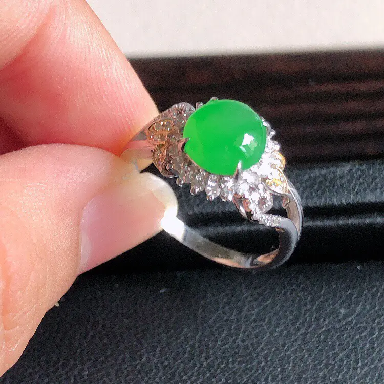 【内直径17mm,18k金伴钻镶嵌天然缅甸翡翠A货天然A货阳绿蛋面戒指,料子细腻柔洁,尺寸10x6.5mm ,裸石8*7*3mm ,重量3.20g 。】图4