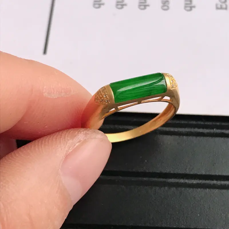 【緬甸天然老坑A貨翡翠,内径:17.2mm 裸石尺寸:10.0*8.0*3.0mm 18K金伴钻镶嵌满绿蛋面马鞍戒指 完美,料子細膩】图5