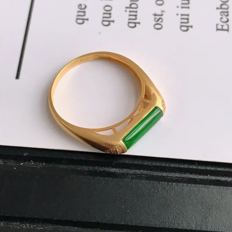 【緬甸天然老坑A貨翡翠,内径:17.2mm 裸石尺寸:10.0*8.0*3.0mm 18K金伴钻镶嵌满绿蛋面马鞍戒指 完美,料子細膩】图10