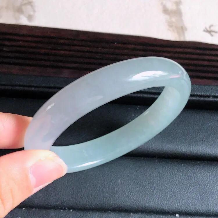 【圈口53mm,天然缅甸翡翠A货浅绿贵妃宽边手镯 ,料子细腻,尺寸53/11/7mm ,短内径46.5mm,重量38.5g 。】图6