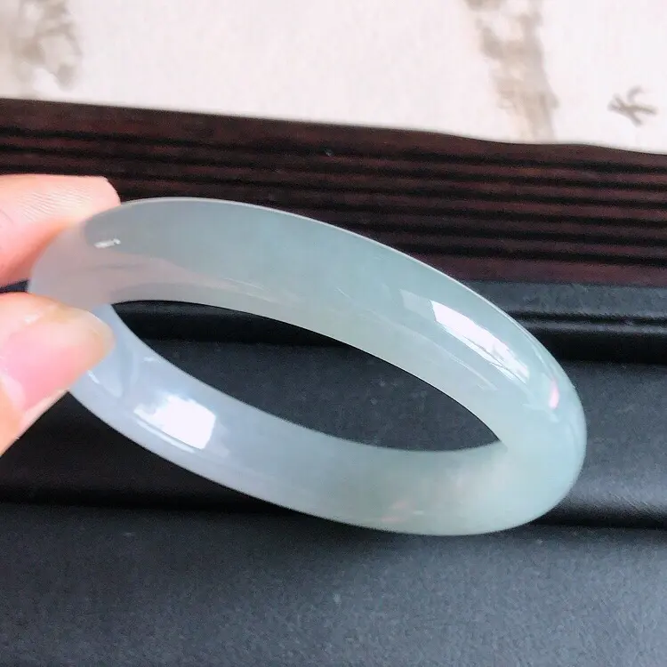 【圈口53mm,天然缅甸翡翠A货浅绿贵妃宽边手镯 ,料子细腻,尺寸53/11/7mm ,短内径46.5mm,重量38.5g 。】图5