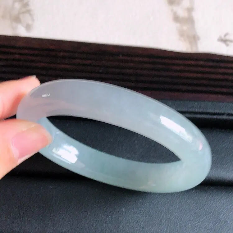 【圈口53mm,天然缅甸翡翠A货浅绿贵妃宽边手镯 ,料子细腻,尺寸53/11/7mm ,短内径46.5mm,重量38.5g 。】图4