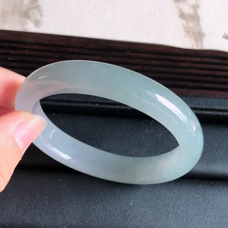 【圈口53mm,天然缅甸翡翠A货浅绿贵妃宽边手镯 ,料子细腻,尺寸53/11/7mm ,短内径46.5mm,重量38.5g 。】图7