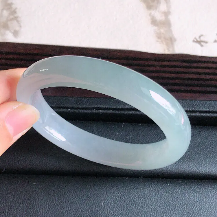【圈口53mm,天然缅甸翡翠A货浅绿贵妃宽边手镯 ,料子细腻,尺寸53/11/7mm ,短内径46.5mm,重量38.5g 。】图3