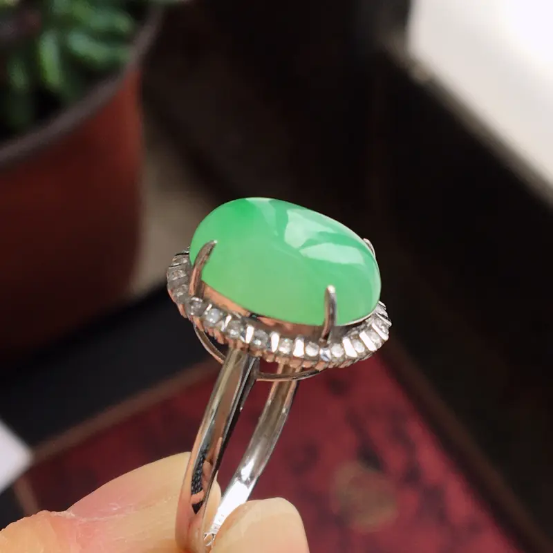 【完美,缅甸翡翠A货果绿戒指,镶嵌18K金伴钻,内直径17.1mm,可以改圈口】图6