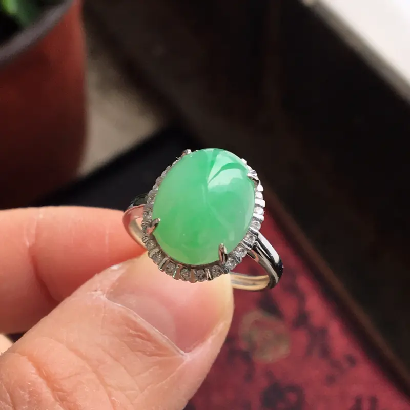 【完美,缅甸翡翠A货果绿戒指,镶嵌18K金伴钻,内直径17.1mm,可以改圈口】图4