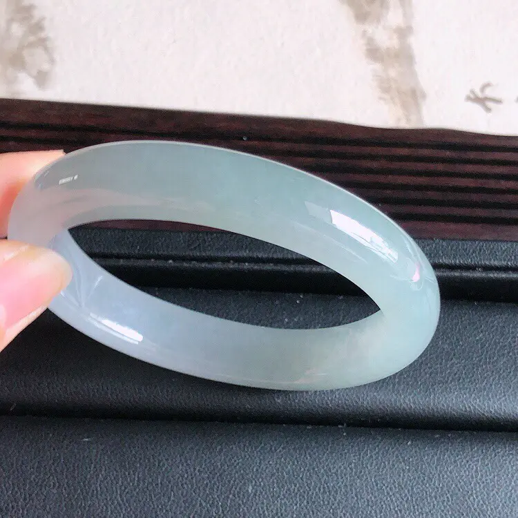 【圈口53mm,天然缅甸翡翠A货浅绿贵妃宽边手镯 ,料子细腻,尺寸53/11/7mm ,短内径46.5mm,重量38.5g 。】图2