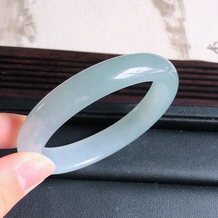 【圈口53mm,天然缅甸翡翠A货浅绿贵妃宽边手镯 ,料子细腻,尺寸53/11/7mm ,短内径46.5mm,重量38.5g 。】图1