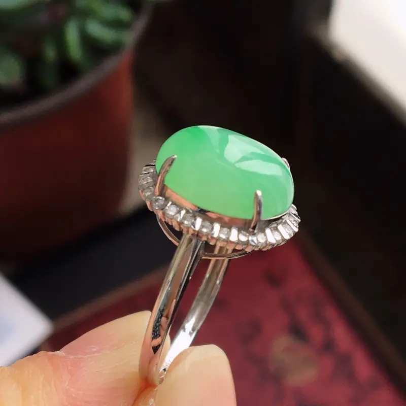 【完美,缅甸翡翠A货果绿戒指,镶嵌18K金伴钻,内直径17.1mm,可以改圈口】图3
