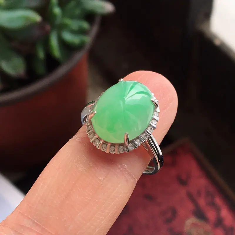 【完美,缅甸翡翠A货果绿戒指,镶嵌18K金伴钻,内直径17.1mm,可以改圈口】图1