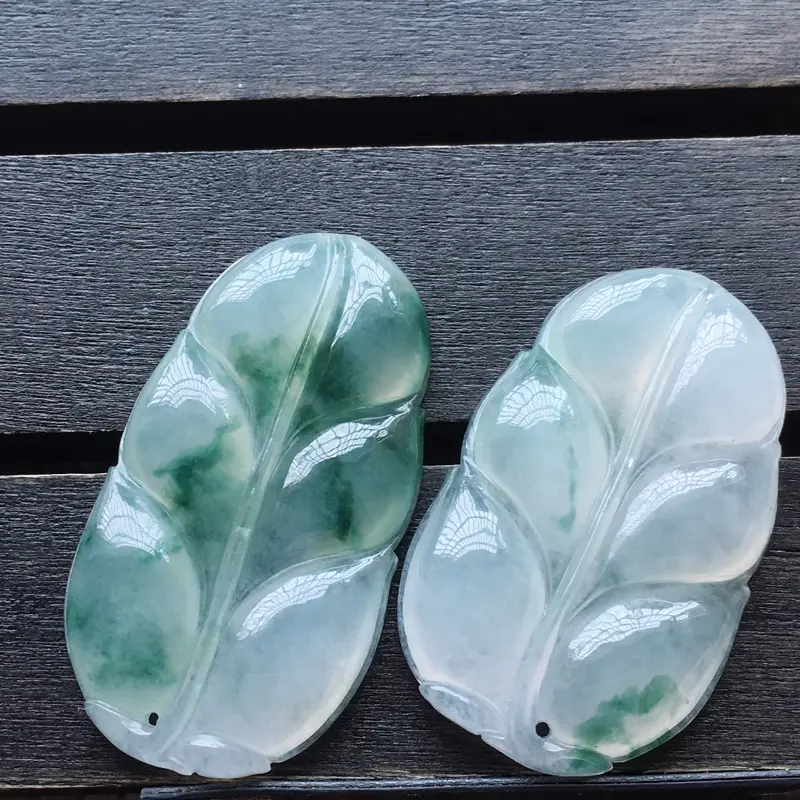 【自然光实拍,缅甸a货翡翠,飘花叶子一对,种好水润,玉质细腻,工艺佳,饱满品相佳,有孔可直接佩戴。】图5