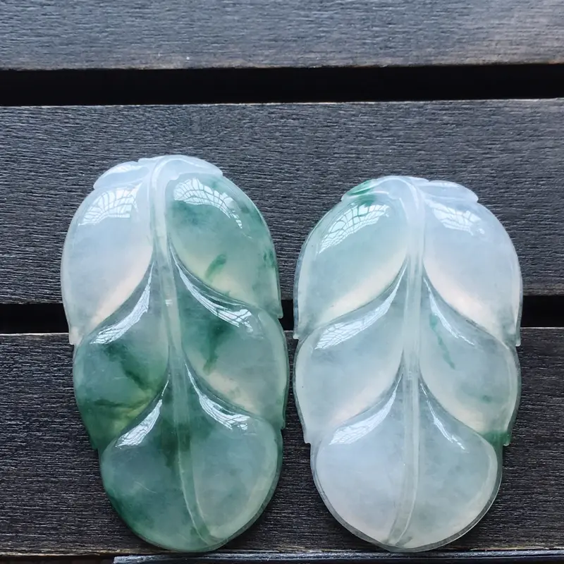 【自然光实拍,缅甸a货翡翠,飘花叶子一对,种好水润,玉质细腻,工艺佳,饱满品相佳,有孔可直接佩戴。】图2