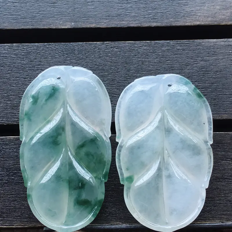 【自然光实拍,缅甸a货翡翠,飘花叶子一对,种好水润,玉质细腻,工艺佳,饱满品相佳,有孔可直接佩戴。】图3
