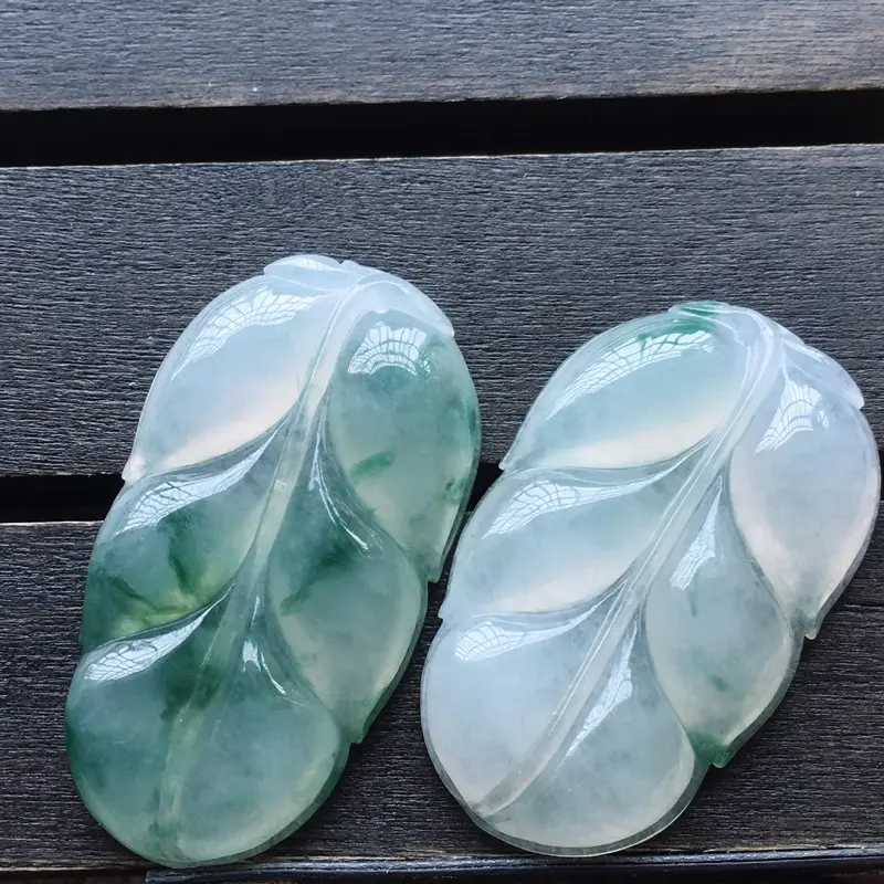 【自然光实拍,缅甸a货翡翠,飘花叶子一对,种好水润,玉质细腻,工艺佳,饱满品相佳,有孔可直接佩戴。】图1