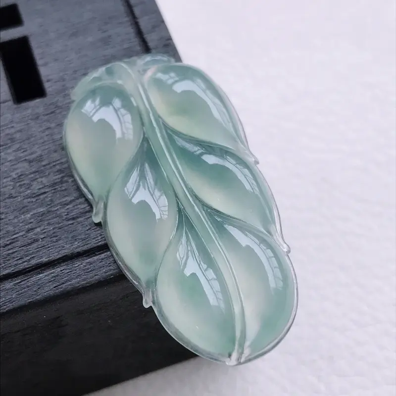 冰种叶子吊坠,尺寸37.3/18.9/4.