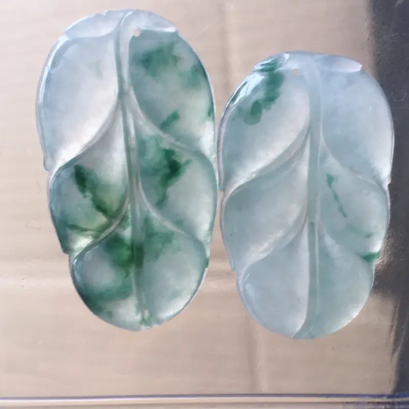 【自然光实拍,缅甸a货翡翠,飘花叶子一对,种好水润,玉质细腻,工艺佳,饱满品相佳,有孔可直接佩戴。】图7