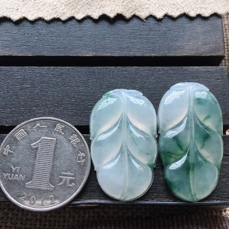 【自然光实拍,缅甸a货翡翠,飘花叶子一对,种好水润,玉质细腻,工艺佳,饱满品相佳,有孔可直接佩戴。】图6