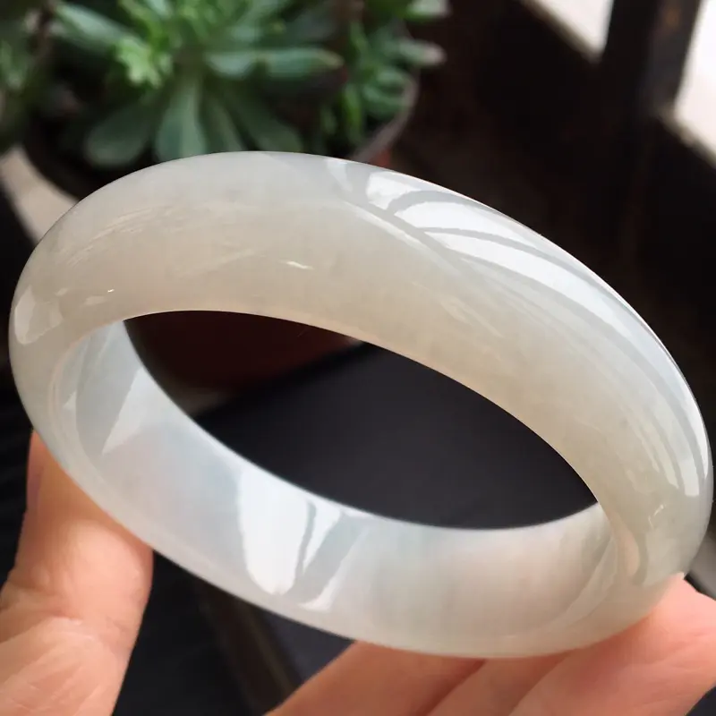 缅甸白色翡翠手镯价格表(缅甸白色翡翠手镯价格表大全)