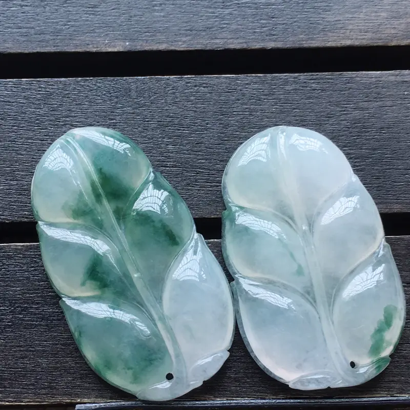 【自然光实拍,缅甸a货翡翠,飘花叶子一对,种好水润,玉质细腻,工艺佳,饱满品相佳,有孔可直接佩戴。】图4