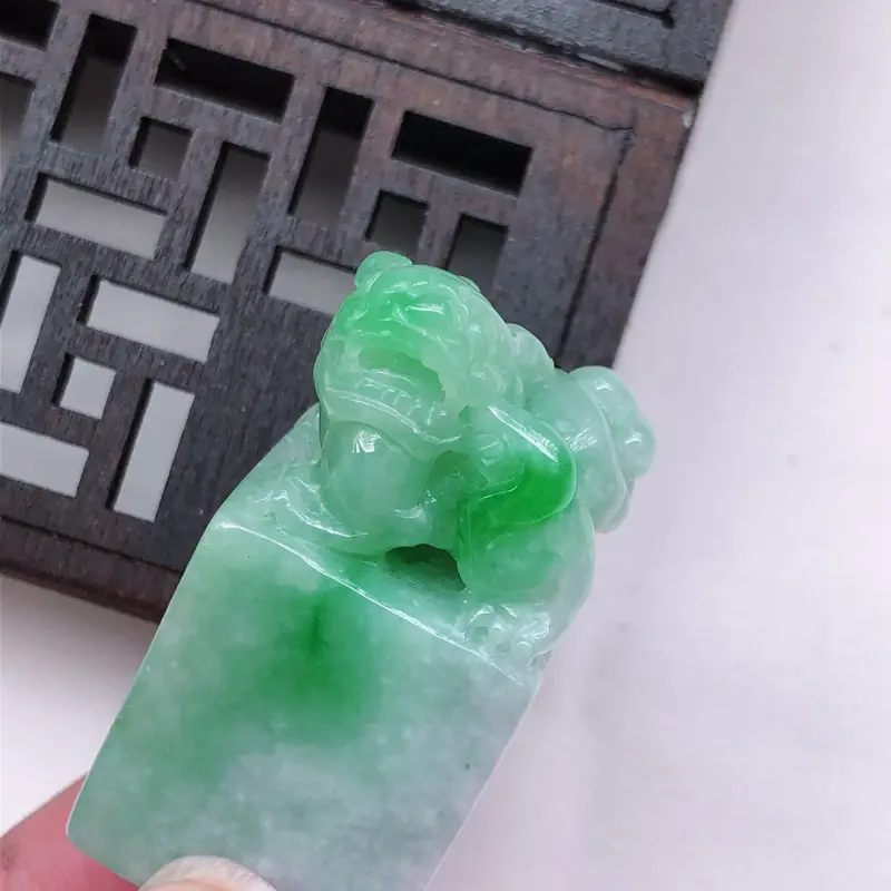 【飘绿翡翠貔貅印章,
尺寸:42*20*16mm】图6