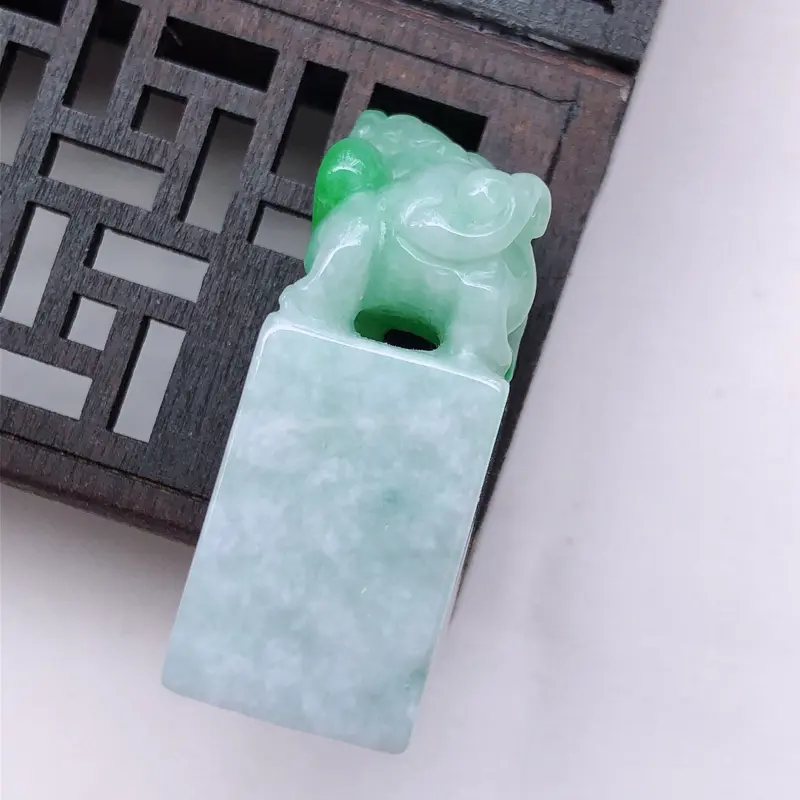 【飘绿翡翠貔貅印章,
尺寸:42*20*16mm】图5