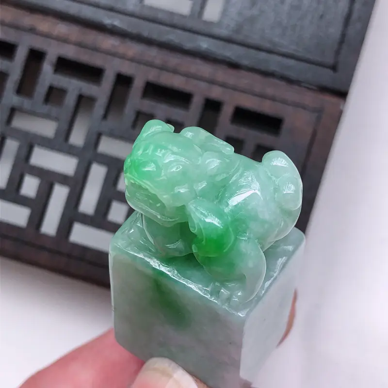 【飘绿翡翠貔貅印章,
尺寸:42*20*16mm】图7