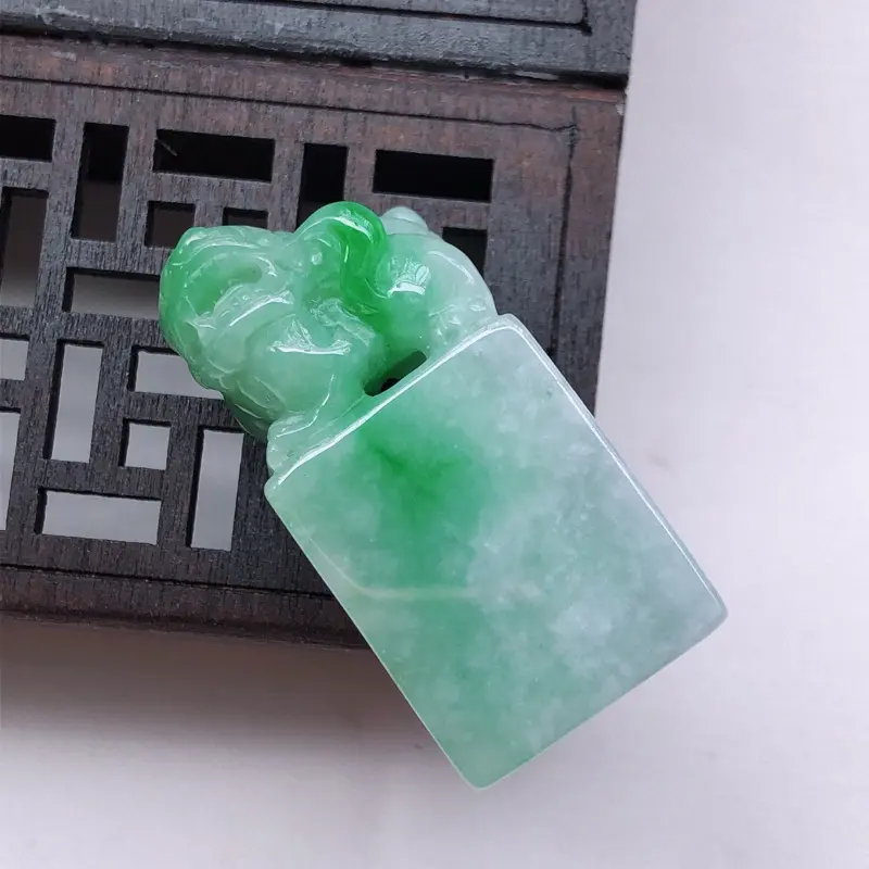 【飘绿翡翠貔貅印章,
尺寸:42*20*16mm】图2